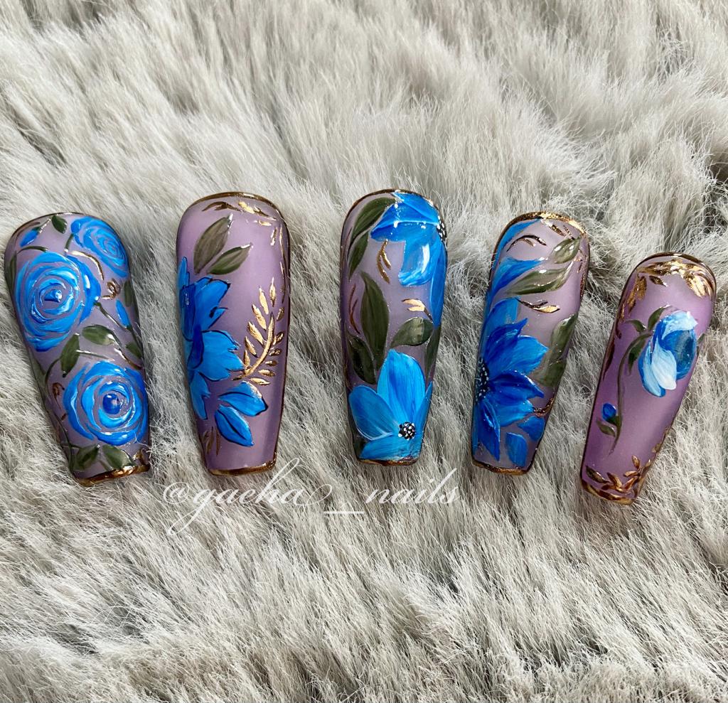 Handgemalte blaue Blumen Press On Nägel auf fliederfarbener Base, wiederverwendbare maßgefertigte Kunstnägel