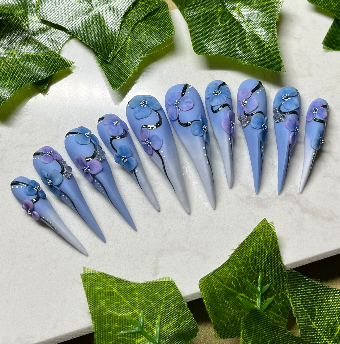 Blaue Krallen Press on Nägel mit 3D Blumen, Chrome Akzenten und Schmucksteinen
