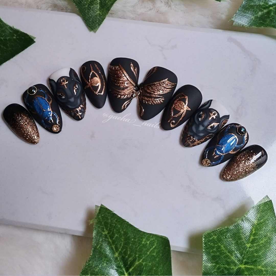 Handgemalte ägyptische Anubis Press on Nägel in schwarz mit Gold Chrome Akzenten, wiederverwendbare maßgefertigte Kunstnägel