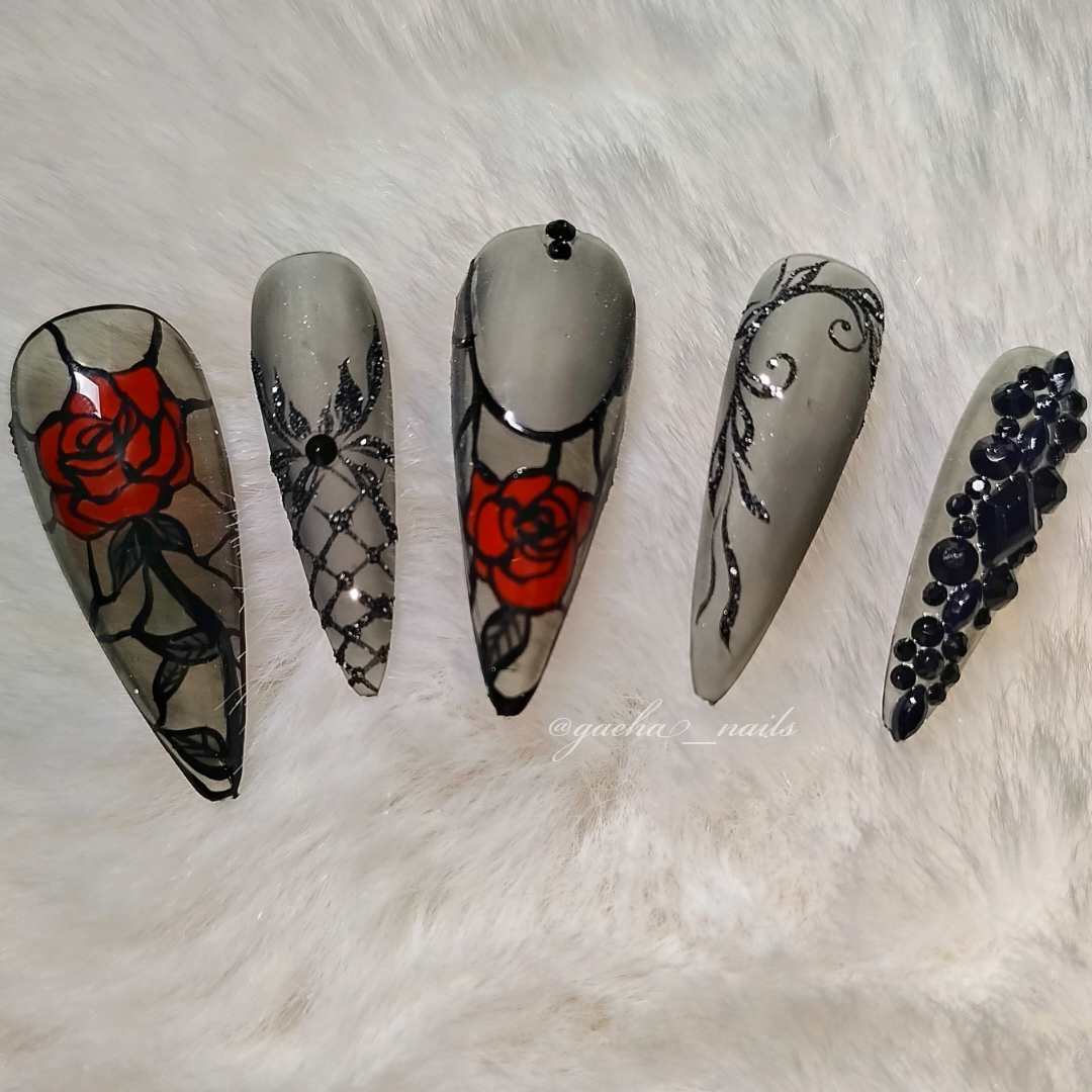 Elegante Gothic Press On Nägel mit handgemalten roten Rosen auf rauchgrauer Base. Wiederverwendbare, maßgefertigte Kunstnägel für einen ausdrucksstarken Look.