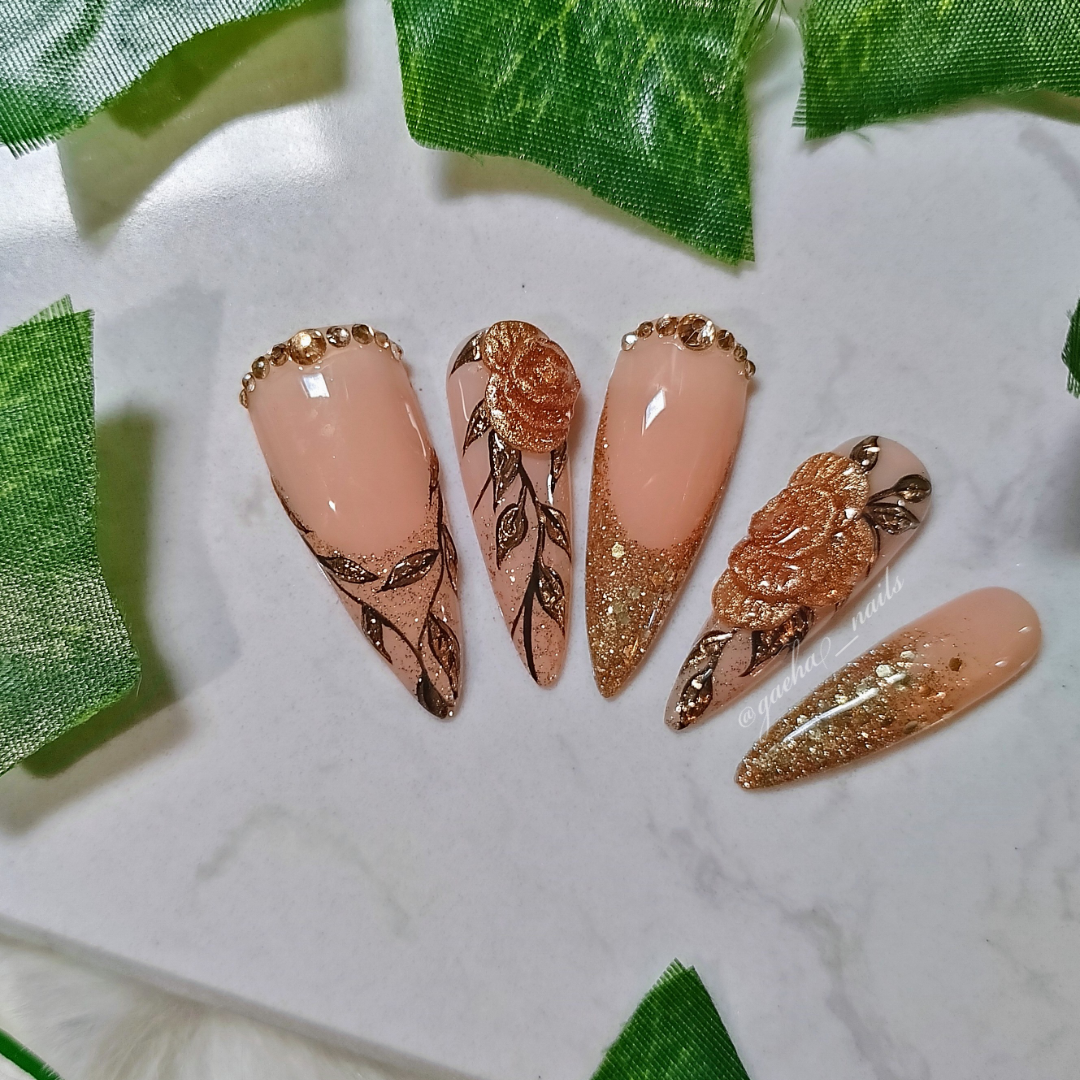 Handgemalte Nude Press On Nägel mit 3D Rosen und Gold, elegantes wiederverwendbares Nagelset