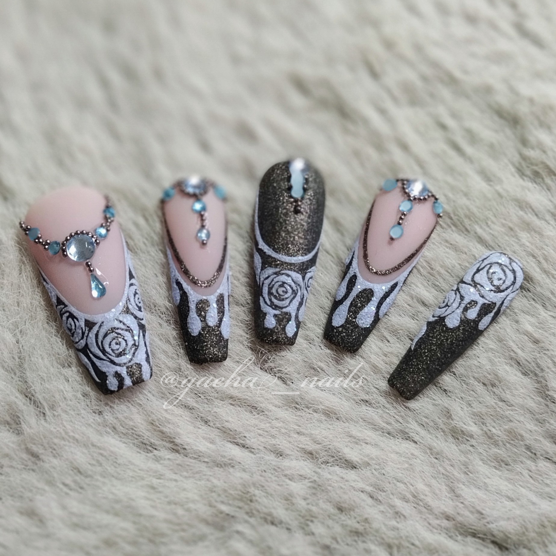Schwarze handgemalte Press On Nägel mit Glitzer Effekt, Rosen Design und Schmuckelementen, wiederverwendbares Nagelset