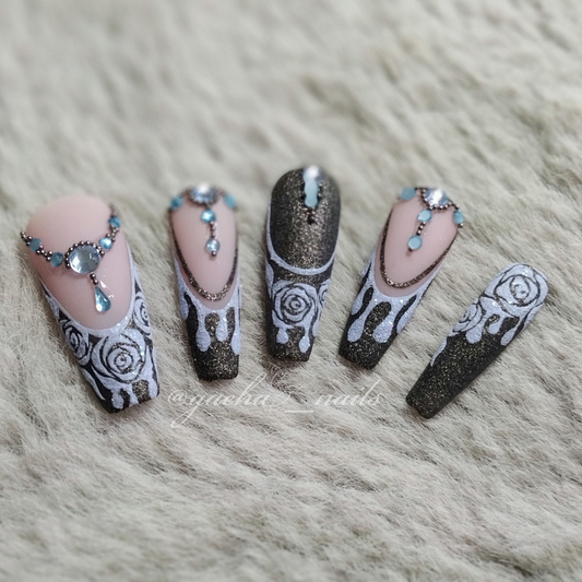 Schwarze handgemalte Press On Nägel mit Glitzer Effekt, Rosen Design und Schmuckelementen, wiederverwendbares Nagelset
