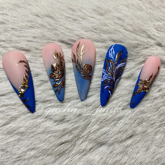 Handgemalte Press On Nägel mit blauem botanischem Design und Golddetails, wiederverwendbar